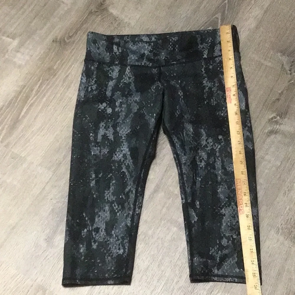 ALO Yoga airbrush snake print crop pants capris women size M?
